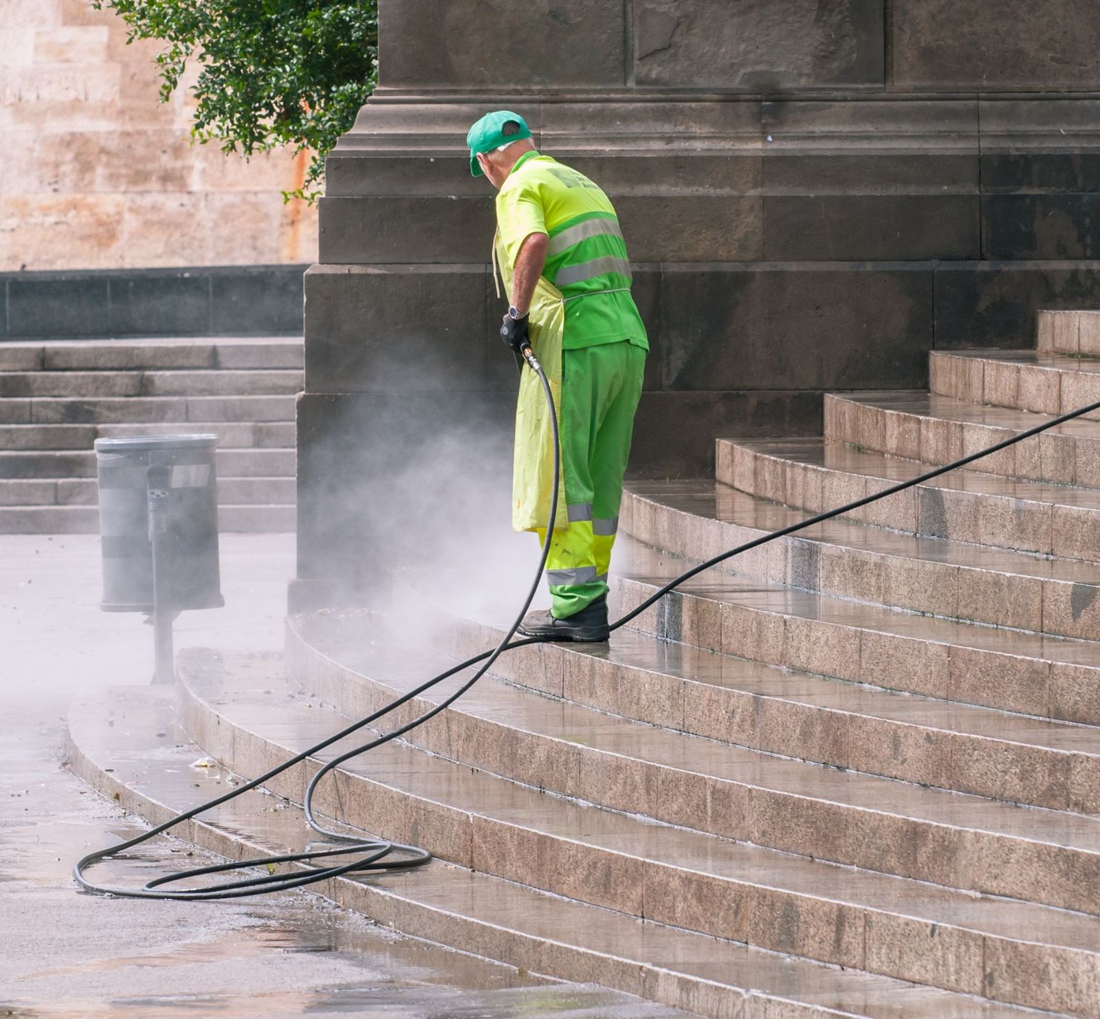 Steintreppe wird mit dem Hochdruckreiniger gereinigt